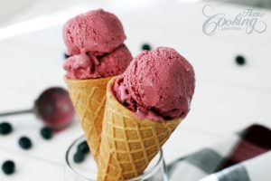 blueberry and strawberry yogurt ice cream