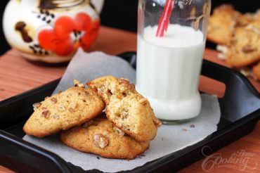 Apricot Jam and Walnut Cookies