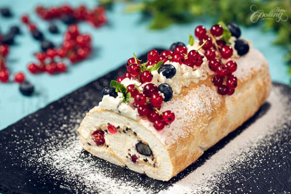 Summer Berry Meringue Roll Recipe - Meringue Roulade Recipe