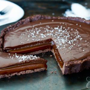 Chocolate caramel tart with salt
