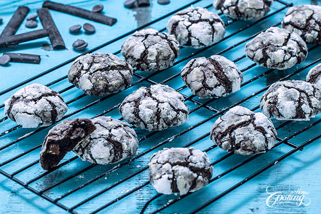 Easy Chocolate Crinkle Cookies