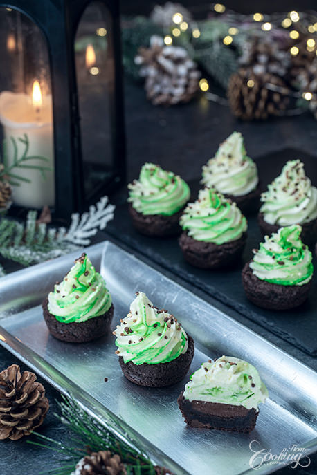 christmas chocolate cookie cups