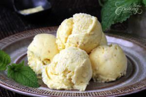 Homemade vanilla ice cream 