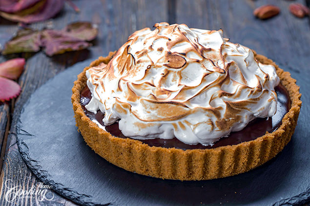 Torta di noci pecan al cioccolato senza cottura con topping di meringa