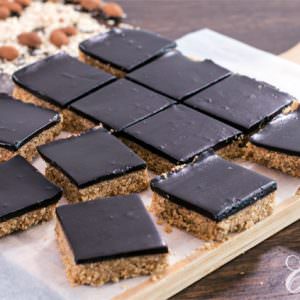 Healthy No-Bake Chocolate Peanut Butter Oat Bars