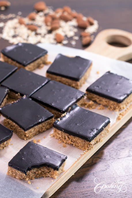 Healthy No-Bake Chocolate Peanut Butter Oat Bars Slice