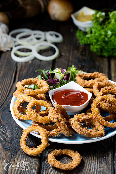 Crispy Onion Rings with Tomato Dip Sauce