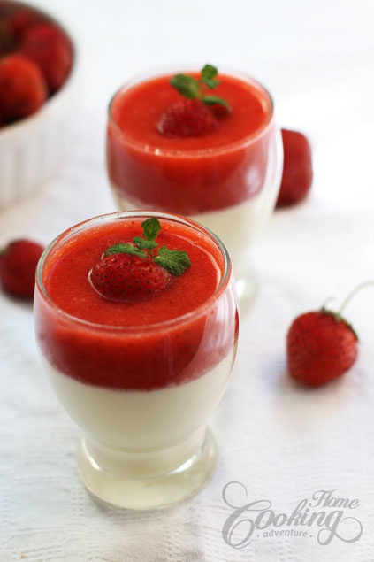 panna cotta with strawberry sauce