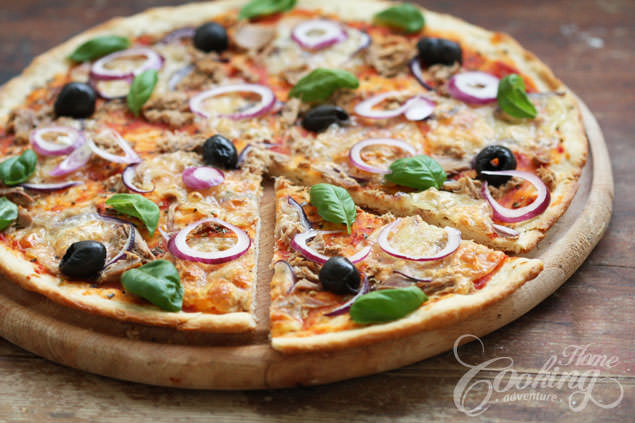 Spænding ærme ned Tuna and Red Onion Pizza