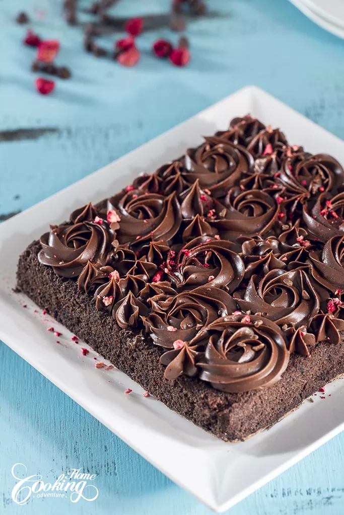 tort decadent de ciocolata cu flori de ganache de ciocolata