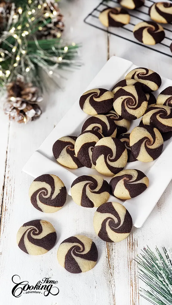 बटर स्वर्ल कुकीज़ - वेनिला चॉकलेट स्वर्ल कुकीज़ - क्रिसमस कुकीज़