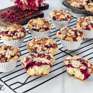 cranberry crumble muffins