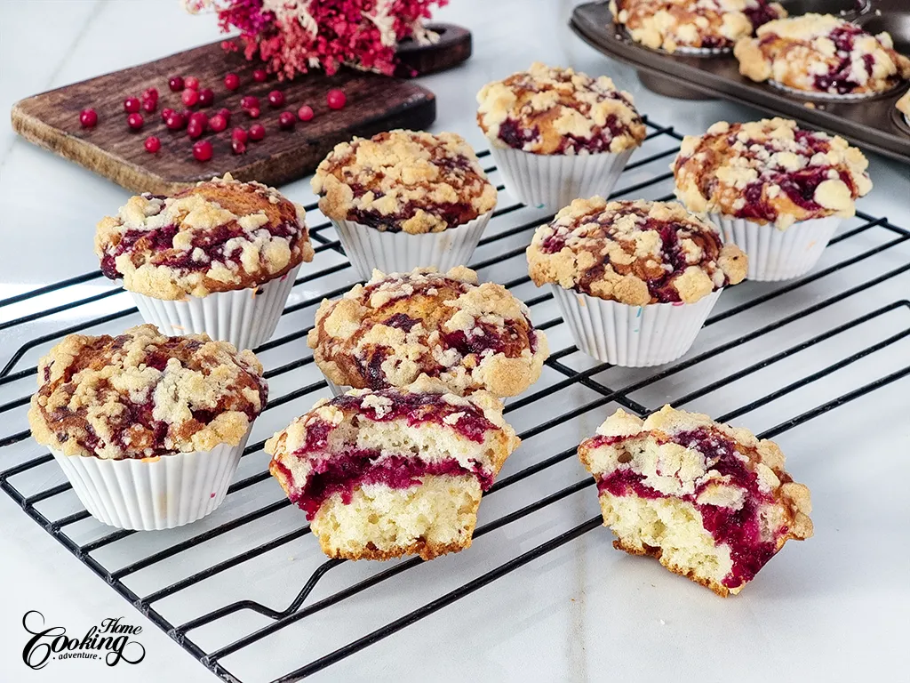 cranberry crumble muffins