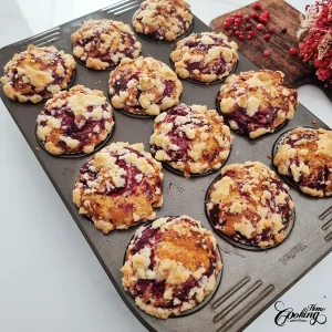 cranberry crumble muffins - step21